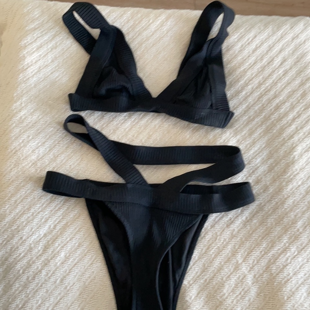 Black ribbed minimale bikini